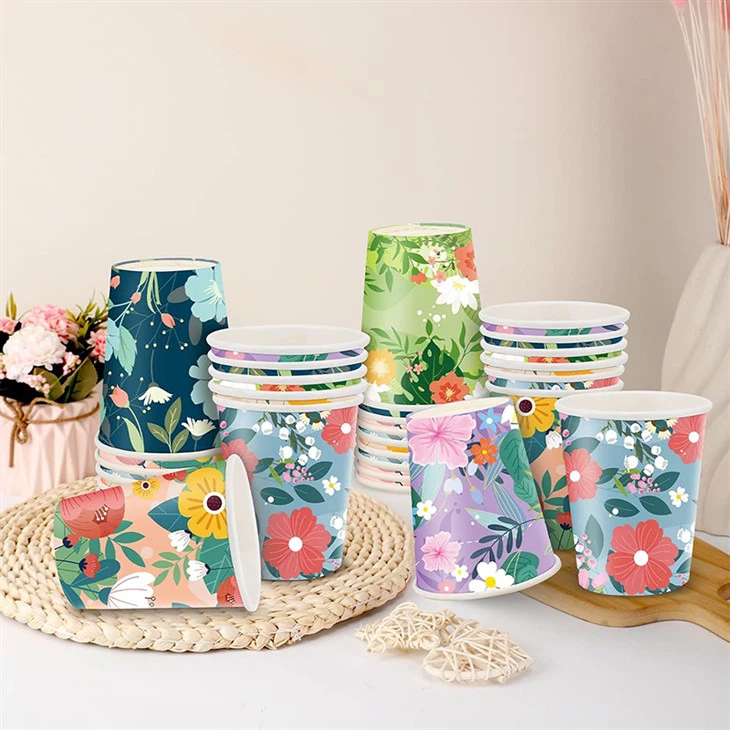 Kaffeetassen aus Papier mit Blumenmuster